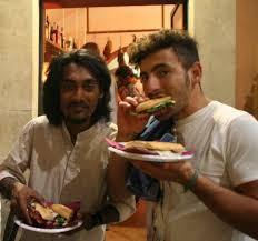 Integrazione a Palermo: razze e lingue diverse stesso panino in allegria...