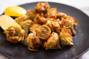 Una versione dei carciofi alla giudìa. Dipende dalla qualità del carciofo e dalla mano del cuoco. Sono "alla maniera degli ebrei", ma i romani ne vanno pazzi.