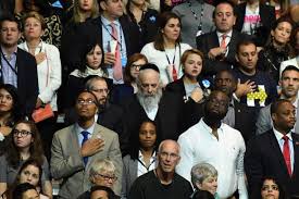 Folla eterogenea sembra pregare per Trump durante lo spoglio