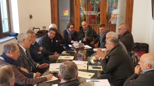 Un momento della riunione nei òlocali del Distretto pesca. Si riconosce a sx il presidente Tumbiolo.