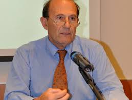 Nino Galloni (sì euro exit): "la prima cosa da fare per curare questa malattia sarebbe il ripristino del “Glass Steagall Act” ovvero la separazione tra le banche di credito e d’affari. Poi da un lato le banche di credito devono essere messe in condizione di poter erogare prestiti, perché oggi chi chiede prestiti non ha rating e chi ha rating non chiede prestiti..."