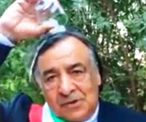 Ma che fa? Si butta l'acqua in testa? Se almeno gli si rinfrescasse il cervello...