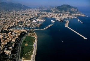 Palermo come è oggi, vista dal mare in pospettiva da sud est verso nord ovest