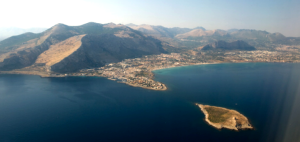 L'abitato di Isola delle Femmine si protende verso la "sua" famosa e omonima Isola