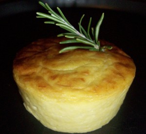 Flan ai porri in mono porzione. Si usa aggiungere salsette preparate con panna, mascarpone, ma preferite lo yogurt...