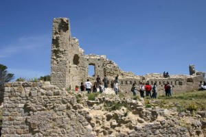 Castello in rovina fruibile alla visita di turisti e gitanti