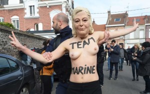 Con questa finezza si manifesta contro "la destra": le femen.