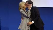 Macron per festeggiare trova il modo di baciarsi così con sua moglie. una maestrina che , si dice, studia da First lady
