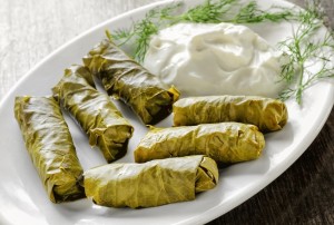 In Grecia sono i dolmadakia, gli involtini di foglie di vite macerate, ripiene di riso condito in bianco o di carne trita condita scura