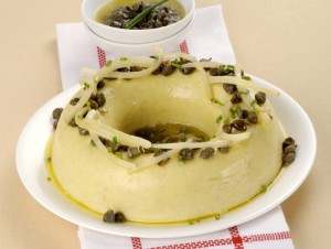 Questo flan è stato preparato in una teglia a ciambella. Come vedete è capovolto e arricchito dalla piccantezza di una saletta liquida con capperi