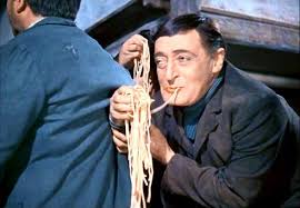 Dopo la fame e relative gags, grazie all'avvenenza della figlia e al fidanzato ricco arriva la pasta (la nota scena Miseria e nobiltà)