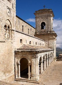 Ancora "La Soprana": la piazza rinascimentale in pietra locale è una gemma unica...