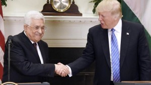 Mahmūd Abbās e D. Trump si stringono la mano: la pace vanamente inseguita da decenni "è possibile"