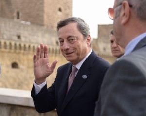 President of the European Central Bank (ECB) Mario Draghi arrives for a G7 summit of Finance Ministers on May 12, 2017 in Bari. / AFP PHOTO / Filippo MONTEFORTE