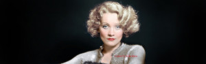 L'irresistibile fascino di Marlene in una foto color dell'anteguerra. La qualità dell'immagine prova che il mondo moderno era già iniziato. Bella e fatale, la donna doveva possedere carattere e cultura. L'attrice si espresse in letteratura con Marlen Dietrich ABC.