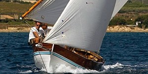 Alcune imbarcazioni moderne a vela latina hanno una visibile vocazione per le regate, ma non sono competitive con le barche a randa Marconi o Bermudiana, provviste di boma e inferite verticalmente nell'albero. La vela latina è sostenuta da un'antenna "o antennale) prodiero sostenuto da un piccolo albero robusto.
