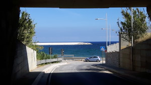 L'uscita del sottopassaggio stradale che attraversa la strada ferrata. Sullo sfondo le due dighe e l'ingresso del porto