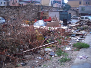 Via Francesco Crispi, all'imbocco di via Archimede: per anni è stato così, ma siamo davanti all'odiato porto...