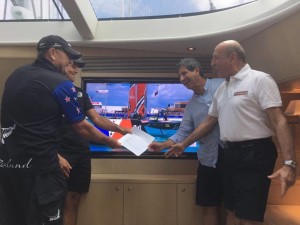 Il Presidente del CVS Agostino Randazzo consegna la sfida