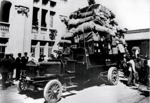 Era già iniziata l meccanizzazione, ma l'Italia marciava in ritardo. Scontenti e per fame gli italiani lasciavano parenti ed amici per non tornare... Oggi un volo ogni tanto e internet li consoleranno?