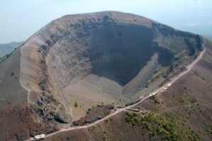 Il cratere del Vesuvio con la passeggiata turistica lungo l'orlo, percorribile senza guida