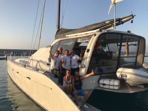 La prima imbarcaizone all'ormeggio in marina saluta Capo d'Orlando