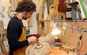 In Italia fiorisce ancora l'arte del liutaio che non fu solo di Antonio Stradivari (Amati, Guarneri...)
