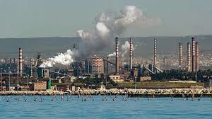 L'acciaieria di Taranto ha problemi d'inquinamento, ma è comunque la seconda d'Europa. Si pensi alla Fincantieri e al Gruppo Fiat: l'Italia non è solo turismo pizza e amore...