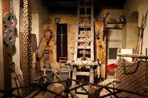 La tortura viene spesso spettacolarizzata. Ecco la camera della tortura in un castello di Praga aperto ai turisti.
