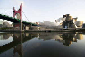 Il Museo Guggenheim a Bilbao, dove i ponti "si fanno)