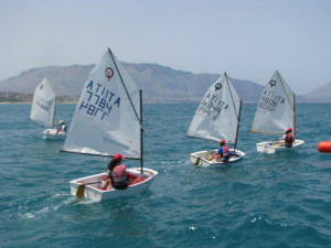Un momento di una regata Optimist a Balestrate