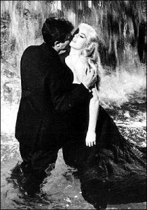 Marcello bacia Anitona nella Fontana,dopo il famoso: "Marcello, Marcello!": è La Dolce Vita secondo F.Fellini al tempo del Boom, parola coniata per la ripresa italiana post bellica, famosa e adottata nel mondo.