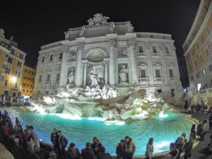 Fontana di Trevi notturno: un fiume la alimenta, appunto il Trevi.
