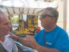 Carmelo Papa fotografato da chi scrive, in questi anni, mentre chiacchiera con un amico in Corso Ruggero aCefalù