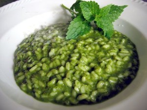 Riso alle erbe selvagge: qui abbondano le erbe molto verdi a foglia più larga, ma la cipolla è alla base di ogni risotto e anche l'aglio non guasta in molti casi...