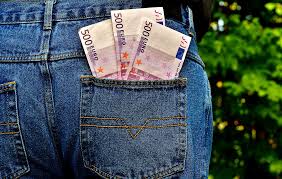 Tanti soldi in tasca ai jeans: la società opulenta ci riduce in pantaloni di pezza pezza e scarpe di plastica, ma il cuore batte ancora e i polmoni respirano senza il tubo dell'ossigeno. Non è coma...