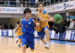 Scuole di minibasket e di minivolley fioriscono (a pagamento), ma il momento di riflessione a scuola risulta fondamenale, anche per la partecipazione - anche in tribuna - dei compagni...