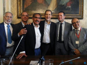 Tutto il partito è con lui. Fratelli d'Italia è ancora un partito, forse l'unico.