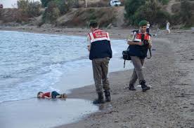 Pietà e tenerezza: lo abbiamo sentito nostro. L'immagine del bimbo sulla battigia.a ci ha offeso e fatto il giro del mondo.