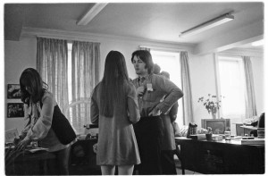 Beatles Hippies_uffici Apple Paul McCartney e segretarie_credit Tom Hanley photo