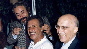 Così scherzavano sereni Falcone e Borsellino assieme al collega Caponnetto. Tutti da Palermo i magistrati pericolosi per qualcuno "lassù"...
