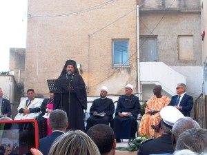 Un momento della toccante preghiera inter religiosa rivolta all'umico Dio pacificatore che è comune a tutte le fedi. Quella cartrtolica era rappresntata da Nins,