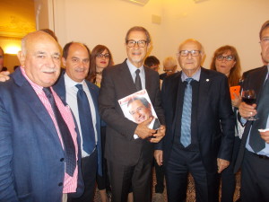 Palazzo Riso illuminato a festa per Nello Musumeci e Giovanni Mammana: il centro destra ha tanta fiducia sul risultato. Nella foto da sx Germano Scargiali, Giovanni Mammana, Musumeci (ha voluto mostrare la nostra copertina che lo ritrae) e Benito Monsignore suo promoter