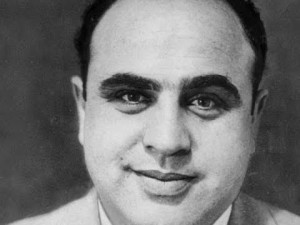 Al Capone in molte immagini appare con un dolce sorriso dolce: l'inquilino della porta accanto.
