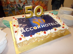 Arriva l'immancabile torta con il marchio e i colori AccorHotels