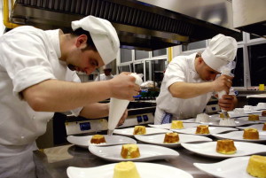 Giovani pasticcieri al lavoro. Le scuole professionali sono stati viva via eliminate dalla demagogia di questo dopoguerra. Nei vari settori non si trova personale esperto. Dai fabbri agli ormeggiatori dei turistici (turismo nautico).
