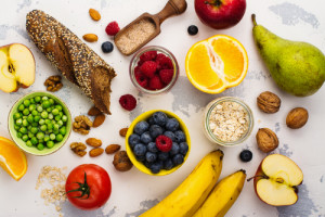 Frutta con banane: è risaputo che sulla friutta non si risparmia. Ma attenti alle dosi zuccherine, anche se tutto è meglio del semolato bianco...