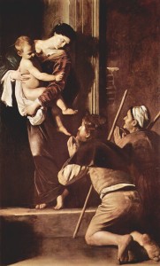 Caravaggio rivoluziona l'arte e la pittura con la sofferenza barocca del suo animo. In questa Madonna dei pellegrini, la nuova considerazione della realtà è contenuta nella presenza nel quadro dei due poveri in preghiera.