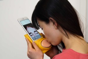 E' possibile trasmettere la magia di un bacio dallo smarth phone? Un'applicazione ai limiti della realtà...