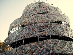 Una simbolica Torre di Babele in cui sono esposti libri di tutto il mondo: perché tra essi regni l'armonia delle culture e non una gran confusione